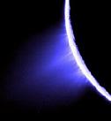 La sonde Cassini a pu prendre ce magnifique cliché où l’on voit la lune cracher sa neige © Nasa