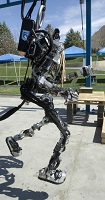 L’exosquelette XOS 2est capable de se déplacer sur commande © RAYTHEON 