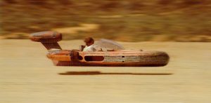 Le landspeeder de Luke Skywalker dans Star Wars, Un Nouvel Espoir © Lucasfilm Le landspeeder de Luke Skywalker dans Star Wars, Un Nouvel Espoir © Lucasfilm