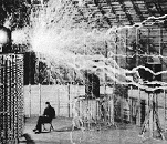 Nikola TESLA se mettant en scène près de sa bobine, dans son laboratoire de Colorado Springs (USA) © 