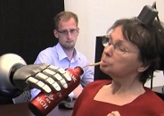 La micro-électrode est directement implantée sur le cerveau ©