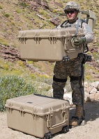 HULC permet à un homme seul de soulever des caisses de munitions © EKSO BIONICS