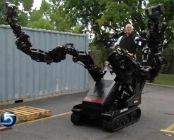 Cet exosquelette en développement chez RAYTHEON est à mi-chemin entre l'exosquelette et le « mecha » © KSL-TV