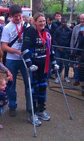 Claire LOMAS recevant sa médaille à titre honorifique après avoir fait le marathon de Londres en 17 jours © REWALK
