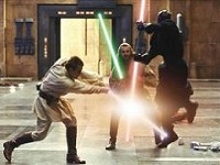 Une lame bleue, une lame verte et une double lame rouge ; en plein combat ! © Lucasfilm
