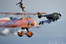 Yves Rossy, l’homme oiseau volant en patrouille avec les Breitling Wingwalkers © Alain Ernoult