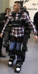 Le soldat paraplégique qui faisait la démonstration © Yoan Valat / ABACAPRESS.COM Le soldat paraplégique qui faisait la démonstration © Yoan Valat / ABACAPRESS.COM