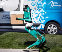 Le robot Digit effectue sa livraison après avoir été conduit en voiture autonome © Agility Robotics - Ford
