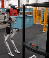 Le robot Digit travaillant dans un entrepôt Amazon © Agility Robotics