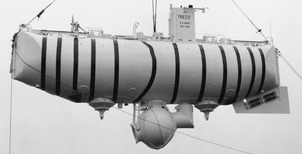 Le bathyscaphe de Jacques Piccard après sa récupération par la US NAVY © NAVY