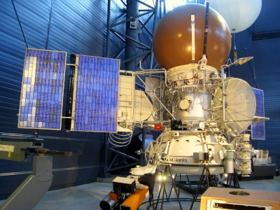 Modèle d'ingénierie du module principal et de l'atterrisseur de la sonde Vega © Steven F. Udvar-Hazy Center